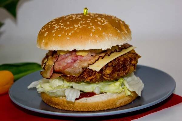 DOMÁCÍ BURGER S KŘUPAVÝM OBALOVANÝM MASEM