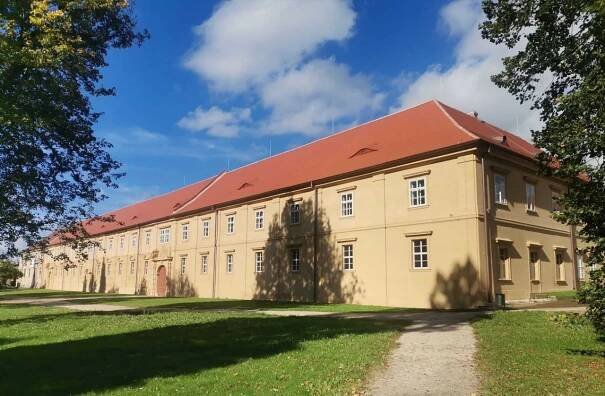 Památka roku v kraji? Hospodářský dvůr zámku Zákupy