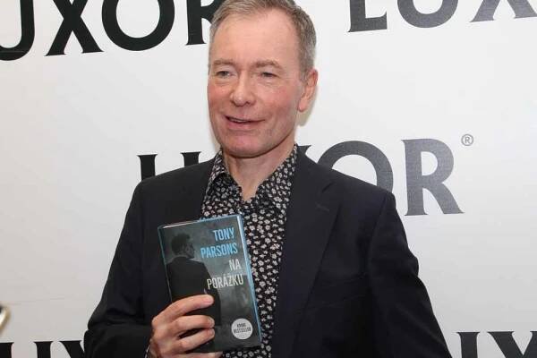 Tony Parsons křtil v Luxoru novou knihu Třináctá oběť