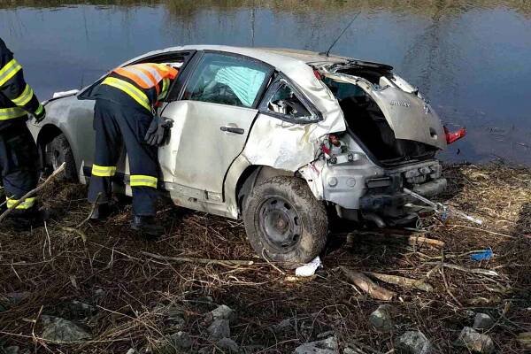 Osobní auto po nehodě uvízlo v řece Svitavě | Týdeník Policie