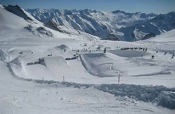 Snowpark na ledovci Hintertux - Freestyle v Zillertalu
