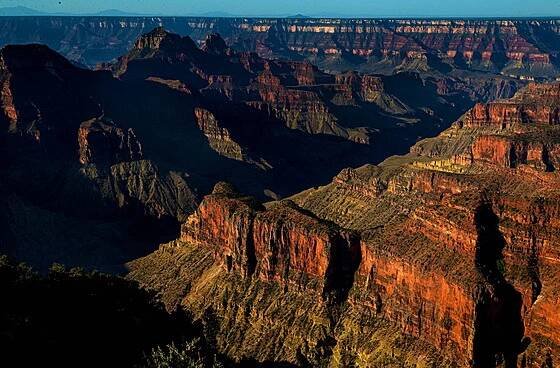 Východ slunce u Bright Angel Point na severním okraji Grand Canyonu v Arizoně...