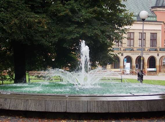 Místo oddechu - parčík s... - Odpočinkové místo