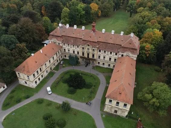 Zámek Měšice 1