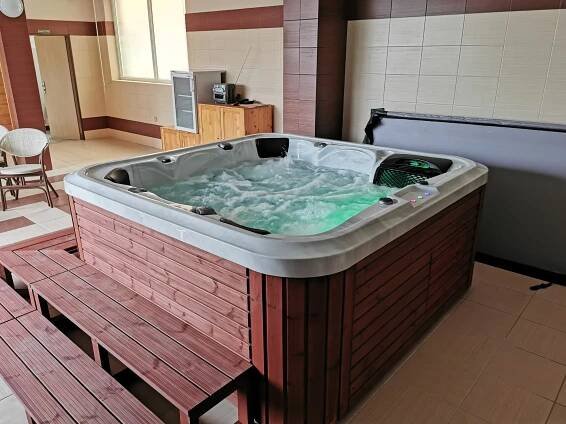 Blahodárná relaxace pro 2: 60 minut v soukromé masážní vířivce či 120 minut ve veřejném wellness