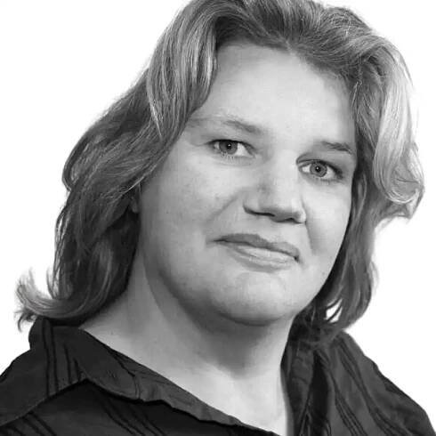 Ein Schwarz-Weiß-Foto einer Frau.