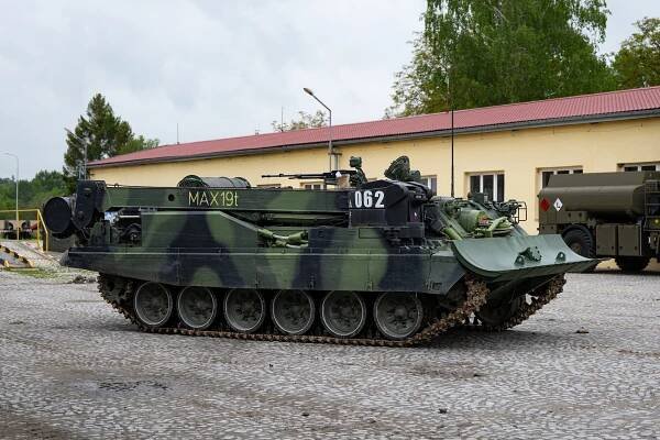 Tank? Kdeže, vyprošťovač VT-72M4 CZ do boje nechodí, díky obřímu dvanáctiválcovému motoru však nastupuje tam, kde tankům dojdou síly