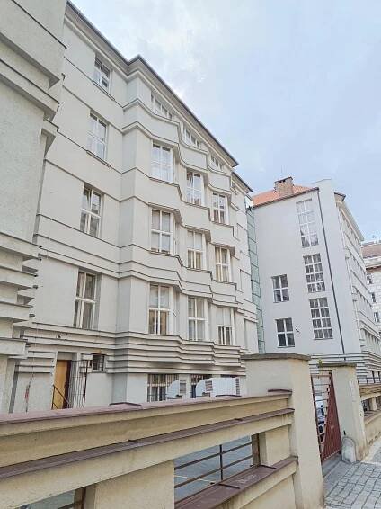 Vyšší odborná škola ekonomických studií a Střední průmyslová škola potravinářských technologií, Praha 2