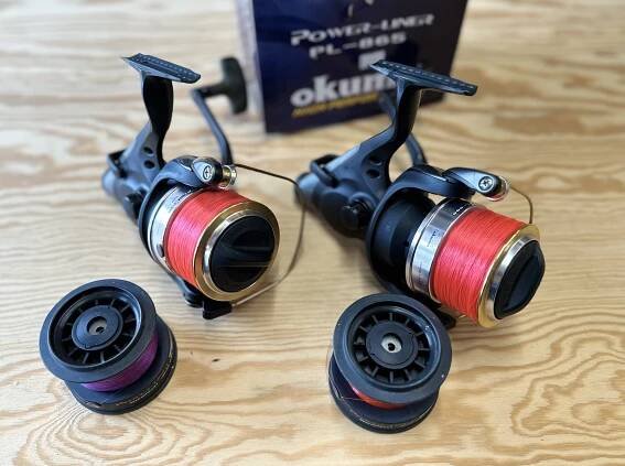 2 NAVIJÁKY OKUMA POWER LINER PL 865 BAITRUNNER