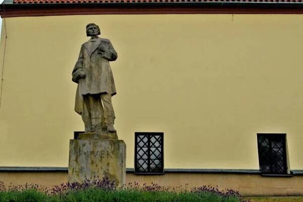 U renesanční radnice v Dobrušce stojí socha věnovaná F. V. Hekovi. Dílo vytvořil dobrušský rodák Josef Adámek | foto: Vladislava Wildová,  Český rozhlas