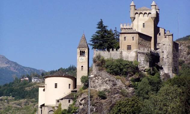Středověký hrad Saint-Pierre v údolí Aosta