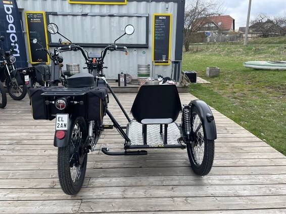 Ženu nechám doma, ale co pes? Český moped uveze na sajdkáře Velorex i dva sudy piv