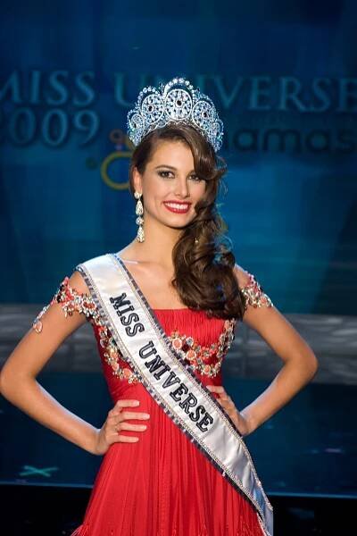 MISS UNIVERSE 2009. Venezuela's Stefania Fernandez poses onstage after winning the title. Photo from Miss Universe Organization 