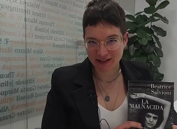 Špatně narozená, prokletá, nespoutaná, opovrhovaná. Jmenuje se Maddalena, ale nikdo jí neřekne jinak než Dareba. A vzorná, slušně vychovaná Francesca. Přítelkyně. Autorka Beatrice Salvioni má v sobě obě.