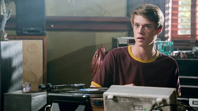 Pod kupolí - Láska jako bitevní pole - Z filmu - Colin Ford