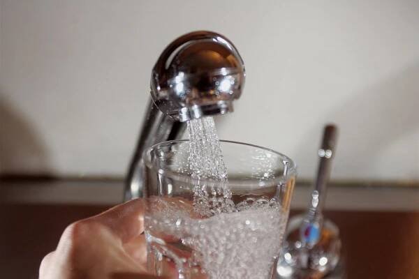 Kohoutková voda v zahraničí je plná mikroplastů. U nás se to neměří
