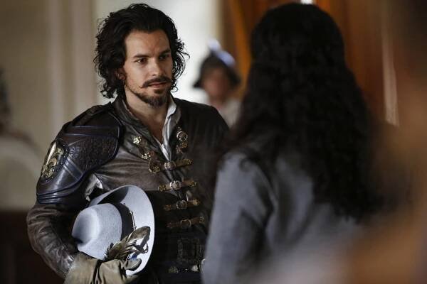 Tři mušketýři - Death of a Hero - Z filmu - Santiago Cabrera