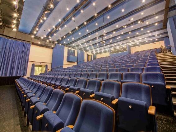 Unikátní příležitost: vydejte se do opuštěných paláců a sklepení v Praze