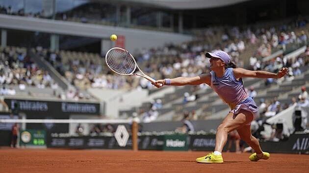 Polka Iga Šwiateková se natahuje po balonku ve čtvrtfinále Roland Garros