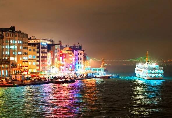 Bosphorus Night Cruise: Dinner, Drinks & Hotel Pickup