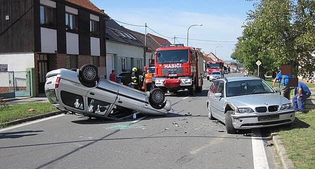 Fotogalerie: V Uherském Ostrohu na ulici Blatnická se stala v sobotu odpoledne nehoda. (11....