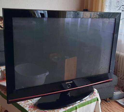 Dobrý den Prodám Plazmovou televizi značky Samsung uhlopříčky 107cm staří cca 7 let vhodné pro děti k Xboxu nebo někde na chalupu i když určitě poslouží ještě nějaký ten rok v domácnosti. Původní cena byla 17 800 Kč nyní prodám za 1000 Kč. Parametry produktu Samsung PS42A417 Hlavní charakteristiky Úhlopříčka obrazovky 107 cm DVB-T tuner ano Hmotnost 28 kg Obraz Formát obrazovky 16 : 9 Rozlišení 1024 x 768 Vstupy / výstupy Scart ano Počet HDMI vstupů 2 Sluchátkový