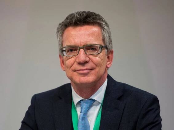 Innenministerium Thomas de Maiziere (59/CDU) wollte gern Verteidigungsminister bleiben, muss den Posten aber für Parteifreundin von der Leyen räumen und wieder ins Innenministerium zurückzukehren. Dieses leitete er schon von Oktober 2009 bis März 2011.
