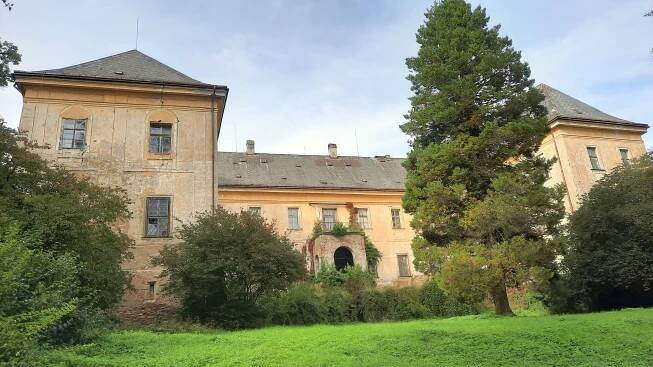 Fotografie - Klasicistní zámek Pohled, zvaný kdysi Údolí panen, jižní část - 24.09.2022