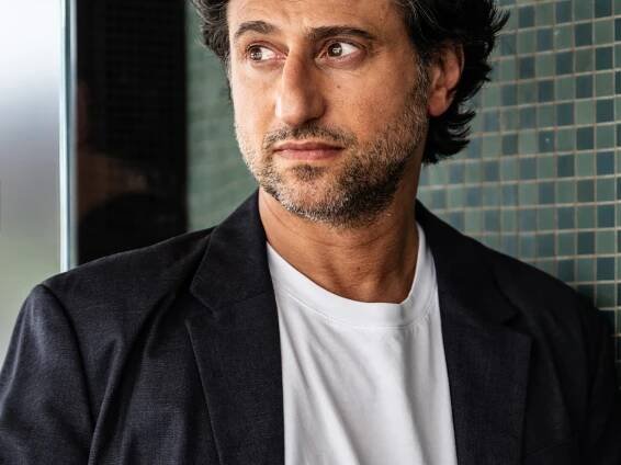Die Karriere von Serkan Kaya begann als Luigi Lucheni im Musical „Elisabeth“. Nun kehrte er nach vielen Jahren Theater, Film und Fernsehen als Judas in „Jesus Christ Superstar“ nach Wien zurück.