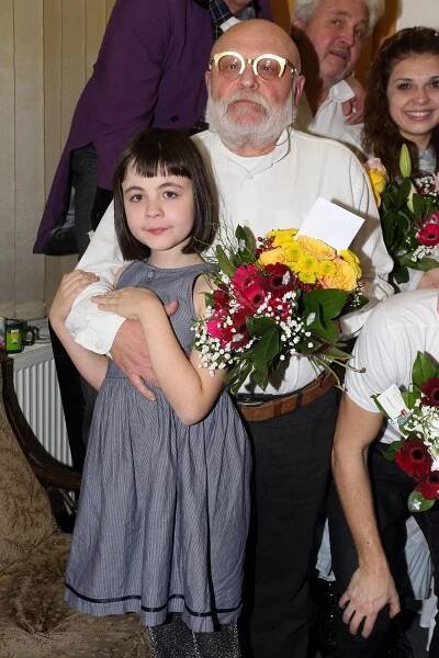 Dospívajícího syna jsme už potkali, teď se známý český herec a režisér (69) pochlubil i rozkošnou dcerkou (9)