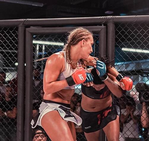 Bojovnice MMA z Plzně udolala soupeřku a pak slavila s ukrajinskou vlajkou