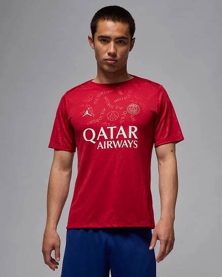Pánské čtvrté předzápasové fotbalové tričko Jordan Dri-FIT Paris Saint-Germain Academy Pro s krátkým rukávem - Wings Jordan Red/Wings Jordan Red/Phantom