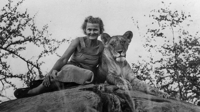 Rodačka z Čech, jež vychovala lvici Elsu. Joy Adamsonová by se pro druhé rozdala, sama štěstí neměla - Médium.cz