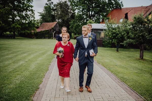 Letní svatba Ekofarma Sádky, Kunovice - Matouš Coufal svatební fotograf
