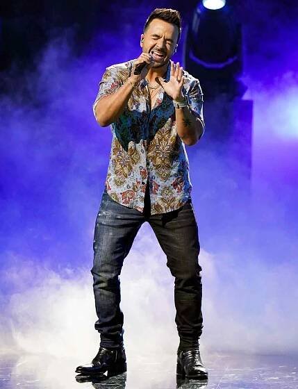 Luis Fonsi performs onstage during rehearsals for Univision's 33rd Edition of Premio Lo Nuestro a la Música Latina at AmericanAirlines Arena on February 16, 2021 in Miami, Florida