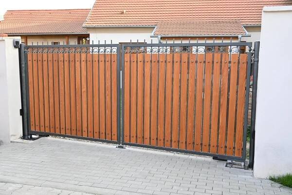 Výroba kovaných vjezdových bran, branek a oplocení od 8 000 Kč Brno, Zábrdovice Mittner - umělecké kovářství • Firmy.cz