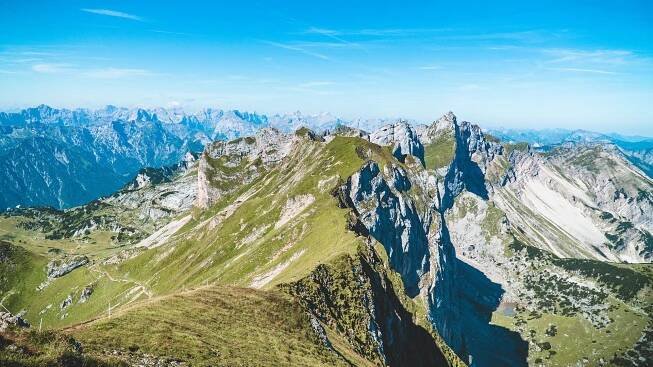 Pohled z 2 259 metrů vysoké Rofanspitze - v popředí Rofanské hory, za nimi Karwendel.