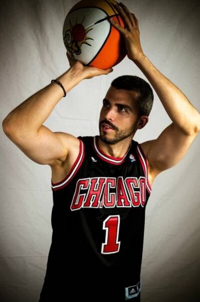 Sesión de estudio, jugador de baloncesto tira un tiro libre