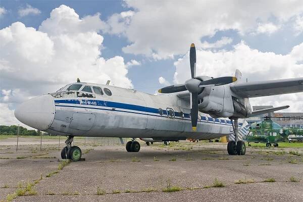 Soubor:Antonov An-24.jpg – Wikipedie