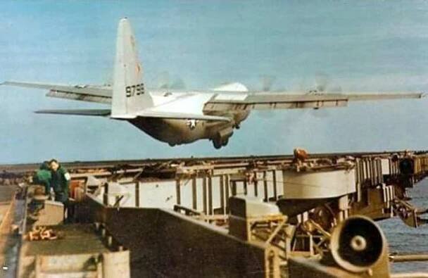 C-130 přistál na letadlové lodi - Kabinet Kuriozit