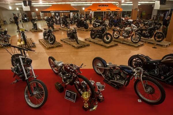 FOTO: Babylon zve do světa motorek