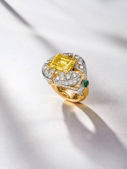 Sagesse rayonnante ring, yellow gold, white gold, emerald-cut Fancy Vivid Yellow diamond of 8.18 carats, emeralds, diamonds. Pierres de Caractère collection, Van Cleef & Arpels.
