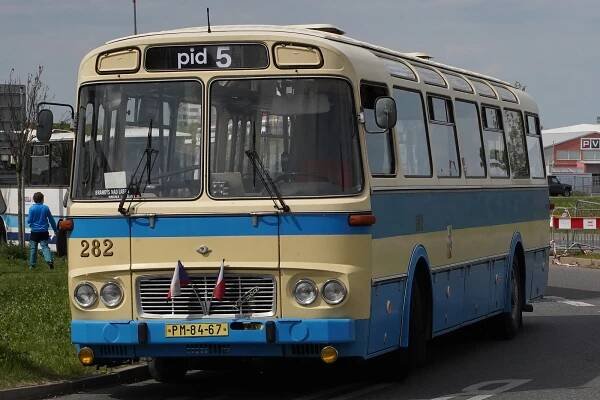 PODÍVEJTE SE: Autobusové veterány se proháněly po metropoli. V rámci osmi linek