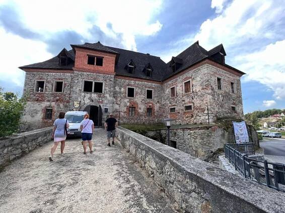 OBRAZEM: Zazdili ji v komíně. Magický hrad na Chebsku skrývá ostatky ženy