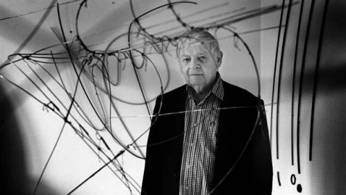 Jednadevadesátiletý sochař Karel Malich se svými "dráty" v pražském ateliéru