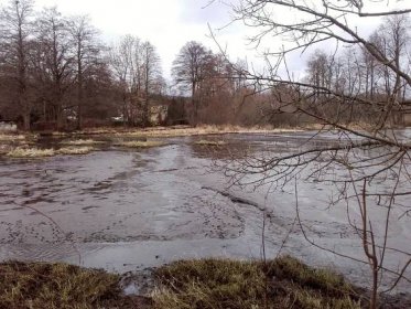 FOTO: Rybník může zaplavit domy