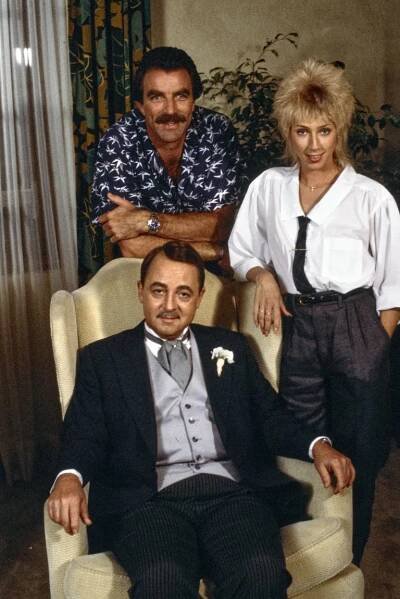 Tom Selleck (Magnum), Jillie Mack (Sally Ponting) et John Hillerman (Higgins) dans l'épisode de MAGNUM PI intitulé 