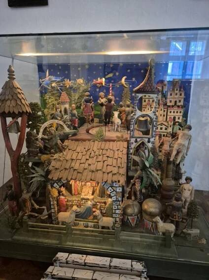 Muzeum betlémů Karlštejn, Koněpruské jeskyně - ZŠ a MŠ Kmetiněves