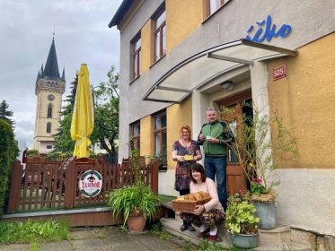 KAFÉ Dostaveníčko - kavárna v centru města s rozkvetlou zahradou