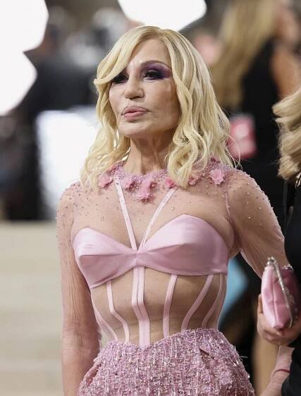 Poslední pracovní den návrhářky Donatelly Versace: Velkolepá rozlučka!